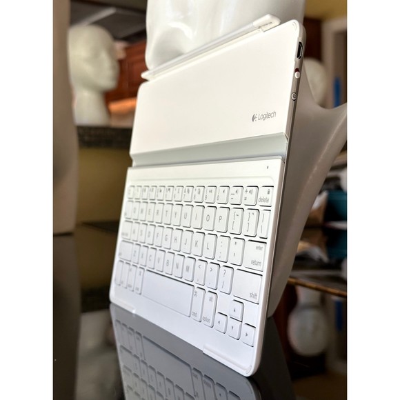 White Logitech Ultrathin Bluetooth Keyboard Tablet Cover Low Profile iPad 2/3/4 - Picture 6 of 12